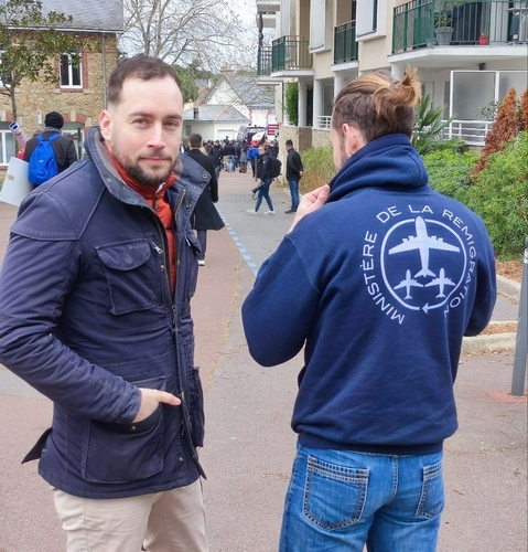 Ministère avions - sweat - Damien Rieu - St Brevin