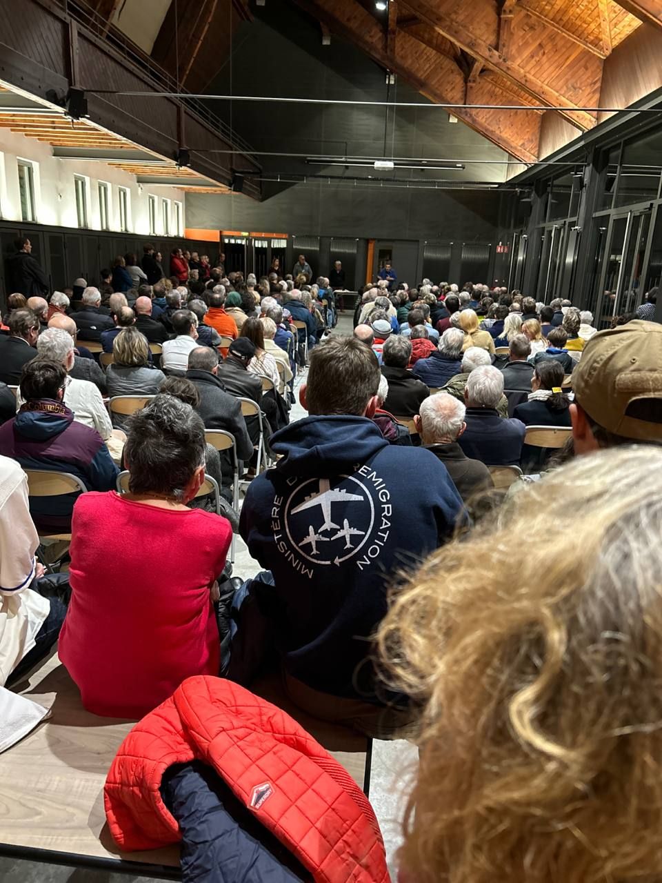 Ministère avions - sweat - meeting Edwy Plenel